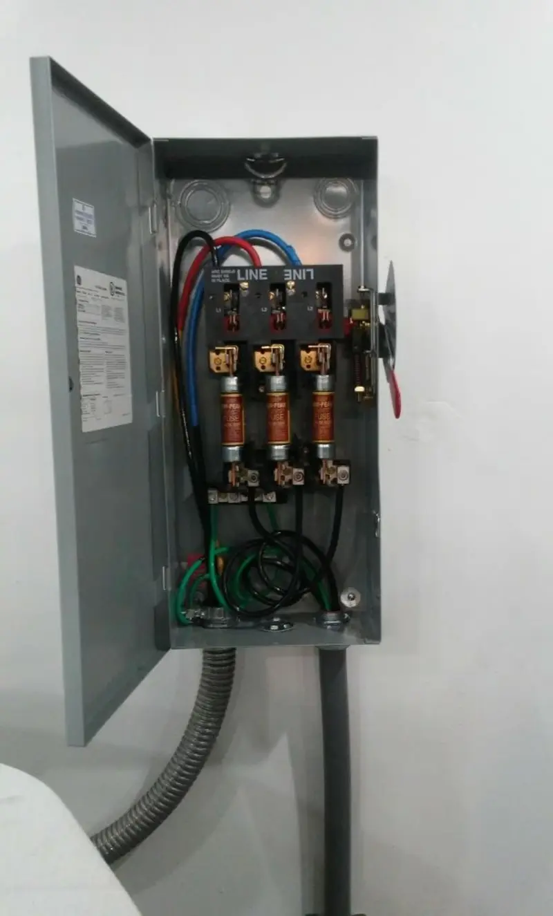 Three-phase disconnect switch installed for Smoke Detector Installation in Gardere